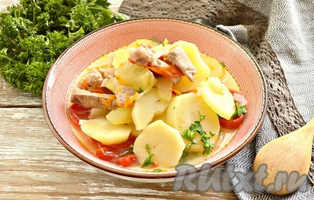 Сочное, вкусное и очень аппетитное рагу, приготовленное из свинины с картошкой и кабачками, раскладываем по глубоким порционным тарелкам и подаём к столу в горячем виде. Угощайтесь на здоровье!