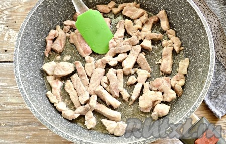 Мякоть свинины моем, обсушиваем и нарезаем на брусочки. Разогреваем в достаточно объёмной сковороде с высокими бортиками растительное масло, затем выкладываем в него брусочки свинины и обжариваем их на среднем огне, периодически перемешивая, 7-10 минут.