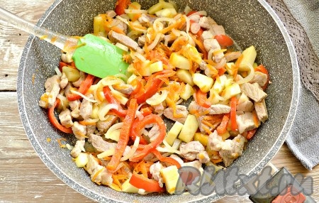 Обжариваем свинину с овощами 7-9 минут, иногда помешивая.