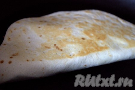 Обжарить тортилья с начинкой на сухой сковороде на среднем огне с двух сторон до золотистого цвета (примерно, по 2 минуты с каждой стороны, сыр должен расплавиться). Аналогично сформировать и обжарить оставшиеся 5 лепёшек.