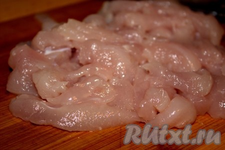 Куриное филе вымыть, нарезать на небольшие полоски.