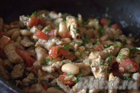Сюда же выложить мелко нарезанную зелень, хорошо перемешать и обжаривать на среднем огне минут 5-7, периодически помешивая, снять с огня и немного остудить.