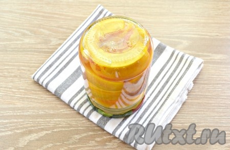 Горячий сироп вылить в банку с нектаринами, полностью заполняя баночку (все фрукты должны быть покрыты сиропом). Закрутить (или закатать) сразу банку крышкой, поставить вверх дном, хорошо укутать в одеяло (или тёплый) плед, оставить заготовку полностью остыть (я оставляю на сутки), а затем перенести на хранение в прохладное помещение (например, погреб или в подвал).