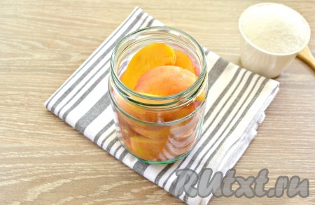 Заполнить банку дольками нектаринов. Старайтесь заполнить баночку плотно, но в тоже время не переусердствуйте, чтобы не помять фрукты.