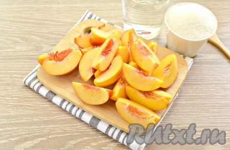 Нектарины разрезать на ломтики среднего размера, удаляя косточки. Я разрезала каждый фрукт на 6 частей.
