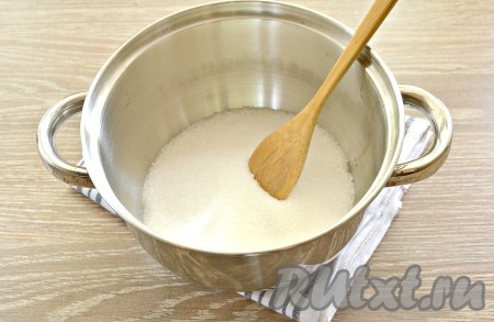 По прошествии этого времени насыпать в кастрюлю сахар. В кастрюлю с сахаром вылить всю воду, которая была в банке с нектаринами, поставить на средний огонь, при постоянном помешивании довести до кипения, а затем проварить сироп минуты 2-3 (весь сахар должен раствориться). Пока варится сироп, банку с нектаринами лучше прикрыть крышкой.