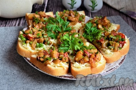 Бутерброды с баклажанами, помидорами, сыром и чесноком