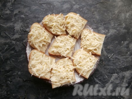 Ломти батона разрезать на 2 части, выложить на тарелку, смазать ломтики получившейся сырной массой.