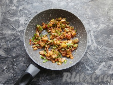 Обжаривать баклажаны с помидорами, иногда помешивая, минут 5-7 минут. В конце добавить лимонный сок, сахар, измельчённую зелень петрушки, перемешать, убрать с огня и остудить.