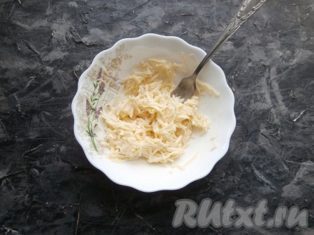 Хорошенько смешать сыр, чеснок и майонез.