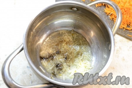 В кастрюлю с толстым дном влить растительное масло, разогреть его, добавить чеснок, кориандр и чёрный молотый перец, обжарить, помешивая, в течение 1-1,5 минут на небольшом огне.