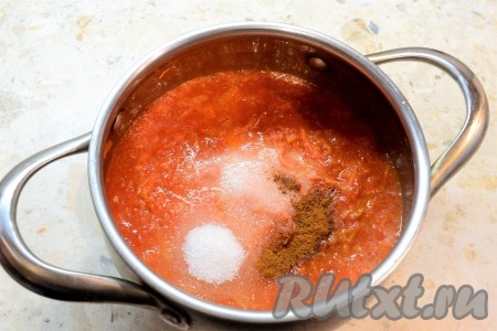 Всыпать соль, сахар и молотый перец чили.