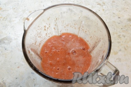 Измельчить помидоры с перцами до состояния пюре. Вместо блендера можно использовать мясорубку.