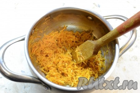 Добавить морковку, обжаривать, часто помешивая, до мягкости моркови (в течение 3-4 минут).