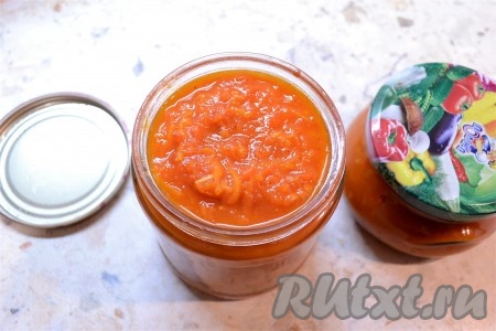 Разложить аджику по простерилизованным баночкам, закрутить простерилизованными крышками.