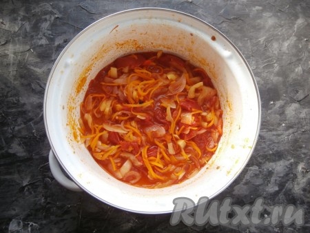 Далее кастрюлю с овощами поставить на средний огонь, довести содержимое, иногда помешивая, до кипения и варить салат на медленном огне под прикрытой крышкой 30 минут. 