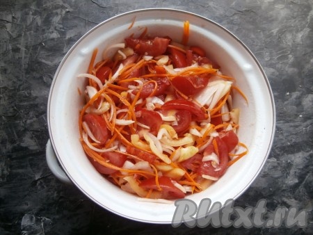 Салат хорошо перемешать и оставить при комнатной температуре на 1,5-2 часа. В течение этого времени овощи нужно будет несколько раз перемешивать.