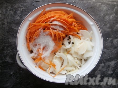 Всыпать соль, сахар, влить растительное масло и уксус, добавить чёрный перец горошком.