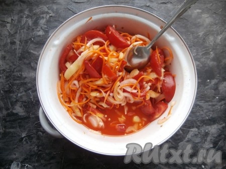 По истечении 1,5-2 часов в салате выделится достаточное количество сока.