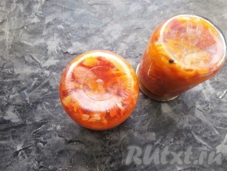 Сразу банки закатать прокипячёнными крышками, перевернуть и хорошо укутать одеялом.