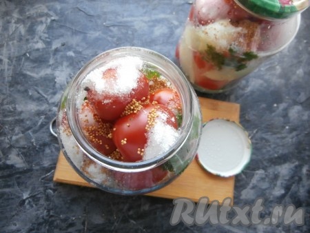 По прошествии 15 минут воду из банок с помидорами аккуратно вылить в раковину и залить помидоры кипятком второй раз, оставить на 7 минут. Эту воду также слить в раковину. Прямо в банку всыпать соль, зёрна горчицы, сахар и влить уксус.