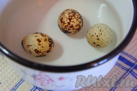 Яйца отварить вкрутую, остудить, очистить. Разрезать пополам и добавить в суп с пшеном.
