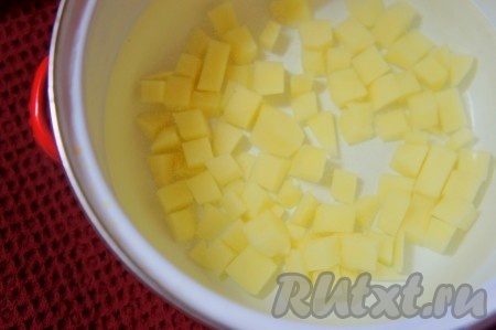 Картофель нарезать мелким кубиком, тщательно промыть в холодной воде. Поставить варить.