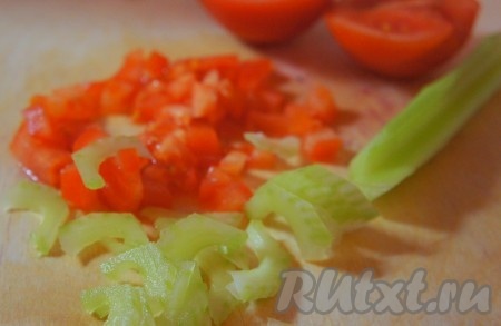 Стебель сельдерея очистить, нарезать. Помидор нарезать мелким кубиком. Все подготовленные овощи добавить в суп, перемешать. Варить овощной суп 10-15 минут на среднем огне.