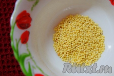 Добавить в суп пшено, перемешать. Варить ещё 5 минут.