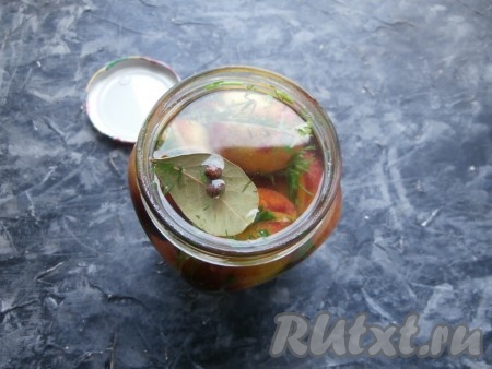 Залить банку со сливами до самого верха крутым кипятком, накрыть банку крышкой, оставить на 15 минут.