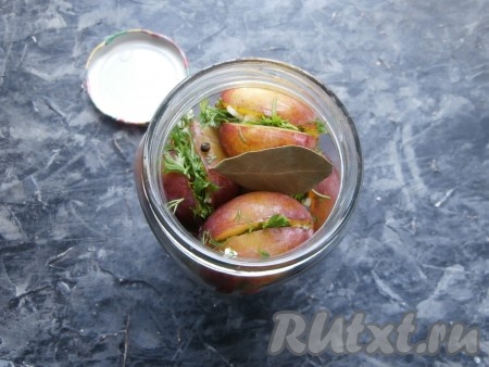 Сверху в банку поместить лавровый лист, душистый и чёрный перцы горошком.