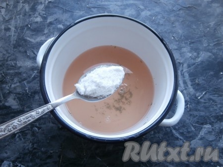 По истечении 15 минут воду из банки вылить в кастрюлю, снова довести её до кипения, а затем влить кипящую воду в банку со сливами и, прикрыв крышкой, оставить на 7 минут. После этого воду опять перелить в кастрюлю, отмерить 0,5 литра. Если воды не хватает - долить обычную воду, если воды больше, то лишнюю слить. Всыпать в отмеренные 0,5 литра воды соль и сахар, влить уксус.