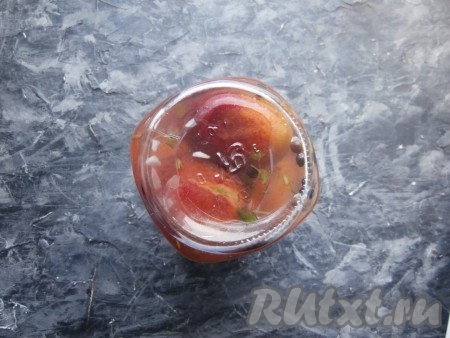 Дать маринаду закипеть и залить им полностью сливы в банке. Сразу закрутить баночку простерилизованной крышкой. Обязательно эту заготовку нужно перевернуть на крышку, укутать тёплым одеялом и оставить в таком виде до полного остывания.