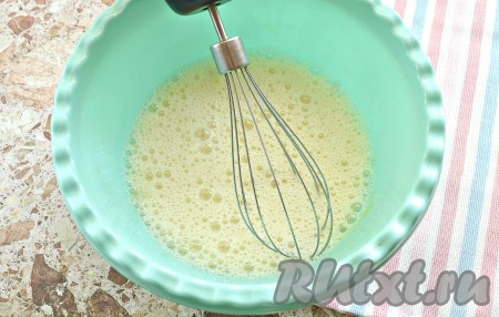 Взбиваем яйца с содой, солью и сахаром с помощью миксера до однородности (примерно, в течение 1 минуты).