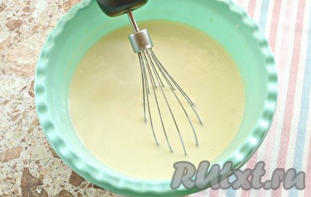 Блинное тесто должно получиться достаточно жидким, но по консистенции оно будет немного плотнее, чем тесто, замешанное на молоке для тонких блинов. Тесту даём постоять минут 15.