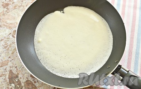 Сковороду хорошо разогреваем, смазав немного поверхность маслом (или жиром). Выливаем на сковороду, примерно, половину половника теста, равномерно распределяя его по всей поверхности.