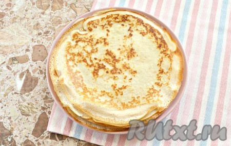 Жарим блинчик с двух сторон до румяности (примерно, по 1 минуте с каждой стороны) на умеренном огне. Обратите внимание, что блинчики получаются нежными, поэтому нужно приноровиться их переворачивать. Я пользуюсь широкой лопаткой. Готовый блинчик переложить на тарелку, а из оставшегося теста постепенно пожарить все блины. Тесто рекомендуется перемешивать периодически, чтобы оно не оседало. Сковороду смазываем маслом только при необходимости, так как масло мы добавили в блинное тесто.