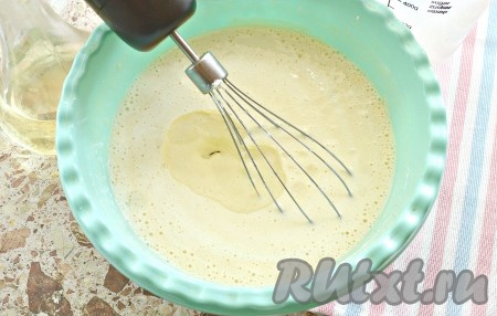 Вливаем в тесто оставшийся кефир, перемешиваем. Добавляем растительное масло и ещё раз перемешиваем.