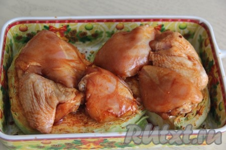 На капусту выложить замаринованные кусочки курицы. У меня на одну шайбу поместилось 3 кусочка курочки. Поставить шайбы из капусты с курицей в разогретую духовку.