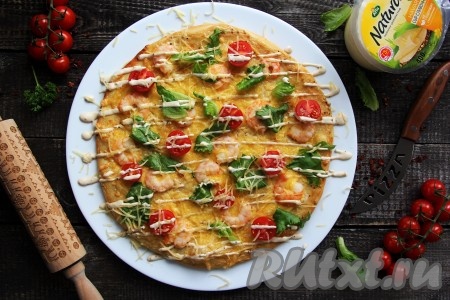 Вот такая красивая, аппетитная, сочная и очень вкусная пицца "Цезарь" с креветками получилась.