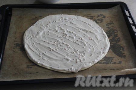 Смазать тесто соусом.