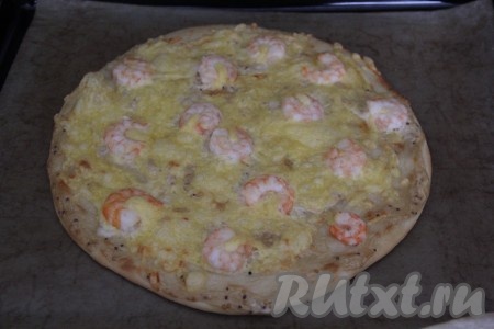 Поставить пиццу в разогретую духовку и выпекать минут 10 при температуре 200 градусов.