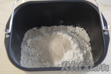 Тесто можно замесить руками, а можно для замешивания прибегнуть к помощи хлебопечки. Для того чтобы замесить тесто для пиццы в хлебопечке, нужно в ведёрко хлебопечки влить воду, подогретую, примерно, до 40 градусов, добавить масло, всыпать соль, сахар, муку и сухие дрожжи, крышку закрыть. Выставить режим "Тесто" на 1 час.