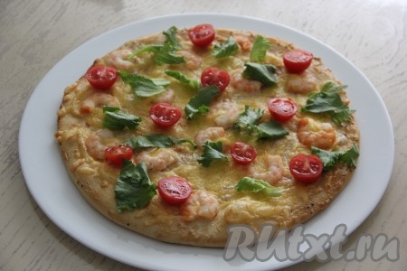 Порвать листья салата и разложить в хаотичном порядке на пиццу.