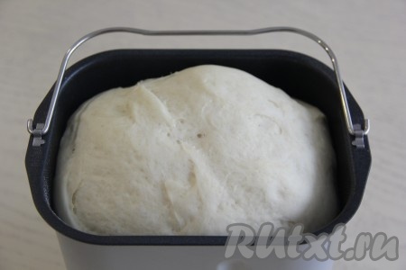 Если замес делать руками, то в воду, подогретую до 40 градусов, всыпать сухие дрожжи и подождать, пока дрожжи активируются (на поверхности появится пенная шапочка) - обычно на это уходит минут 10-15. Соединить в объёмной миске муку, сахар и соль, перемешать и влить запенившуюся смесь воды и дрожжей, добавить масло, замесить тесто сначала ложкой, а затем руками. Тесто получится слегка липнущим, прикрыть его пищевой плёнкой (или полотенцем) и оставить минут на 45-60 в тёплом месте. Тесто хорошо поднимется, увеличившись в объёме минимум в 2 раза.