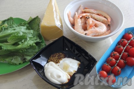 Подготовить продукты для начинки. Креветки разморозить и почистить. Обсушить креветки бумажным полотенцем. Соединить все ингредиенты для соуса (сметану, майонез, зерновую горчицу, соевый соус и чеснок, пропущенный через пресс), перемешать и соус для пиццы "Цезарь" готов. Сыр натереть на тёрке.