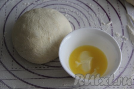 Масло сливочное растопить (оно не должно быть горячим). Тесто обмять.