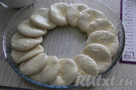 Каждый кружочек теста обмакнуть в растопленное сливочное масло и выложить внахлёст в круглую форму для выпечки (я использовала форму диаметром 28 см), оставить будущий хлеб для расстойки на 1 час.