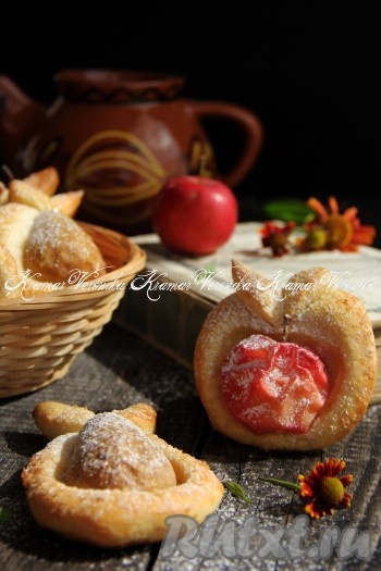 Готовые слоечки с фруктами, достав из духовки, слегка остудить, присыпать сахарной пудрой, переложить на тарелку. Слойки с грушами, испечённые из слоёного дрожжевого теста, получаются необыкновенно вкусными, сочными, аппетитными. А творог, который использовался в качестве начинки для фруктов, отлично сочетается с такой выпечкой. Обязательно порадуйте и себя, и своих близких такой выпечкой!