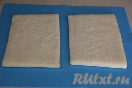 Разморозить покупное слоёное тесто при комнатной температуре.